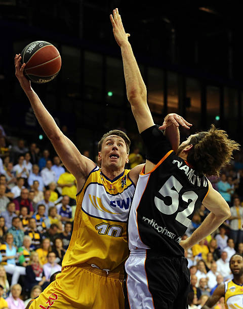 她不仅承担 她不仅承担